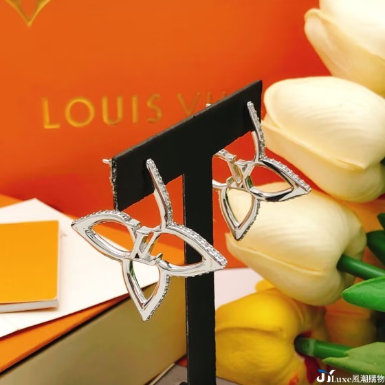 LV\'s new hollowed-out plum blossom-encrusted stud earrings