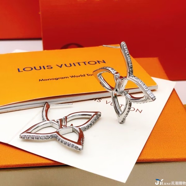 LV 新款鏤空梅花鑲鑽耳釘