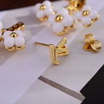 LV\'s new white agate four-leaf flower stud earrings