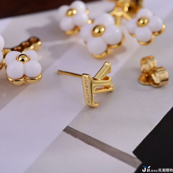 LV\'s new white agate four-leaf flower stud earrings
