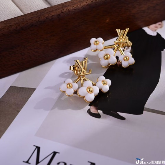 LV\'s new white agate four-leaf flower stud earrings
