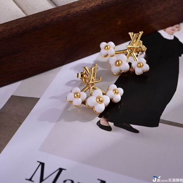 LV\'s new white agate four-leaf flower stud earrings