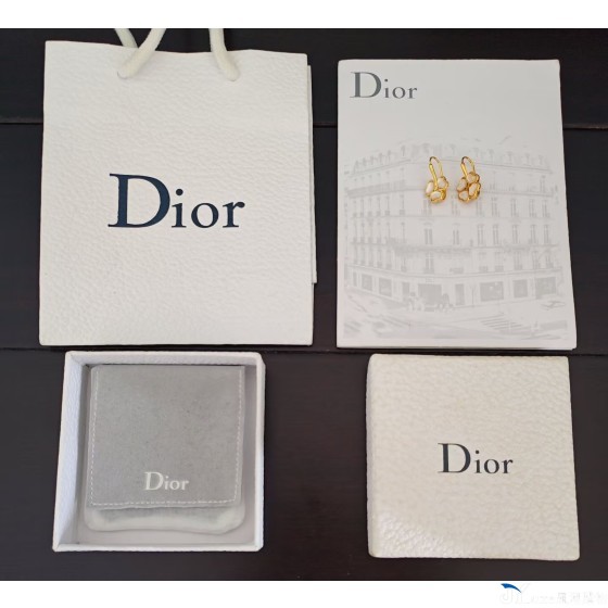 Dior 新款白貝殼花耳鉤