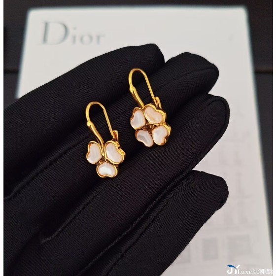 Dior 新款白貝殼花耳鉤