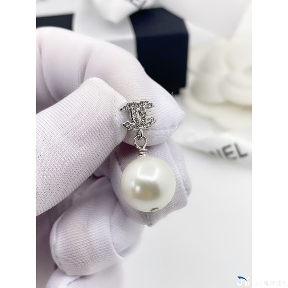 CHANEL 香奈兒迷你雙 C 珍珠垂墜耳環