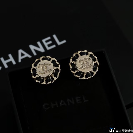 CHANEL 香奈兒圓形穿皮雙 C 耳釘